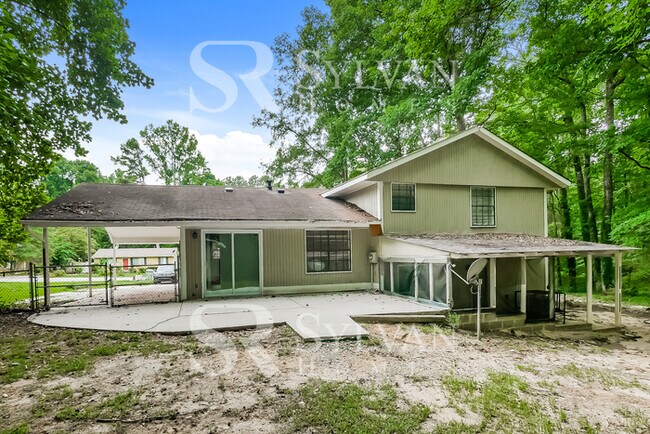 Building Photo - Immerse yourself in comfort and convenience