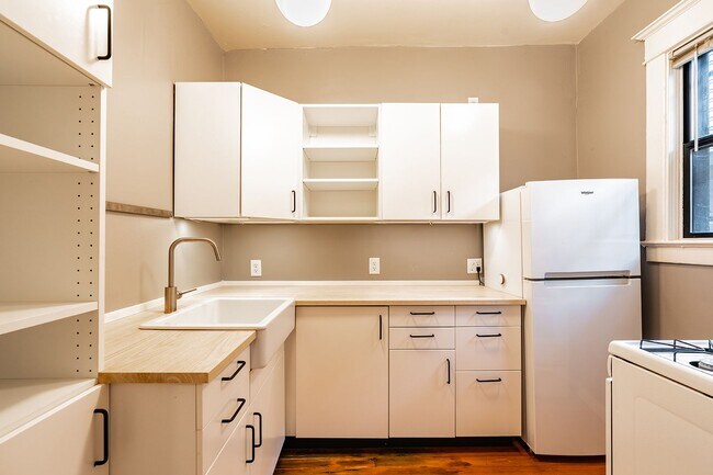 Interior Photo - Heights Court