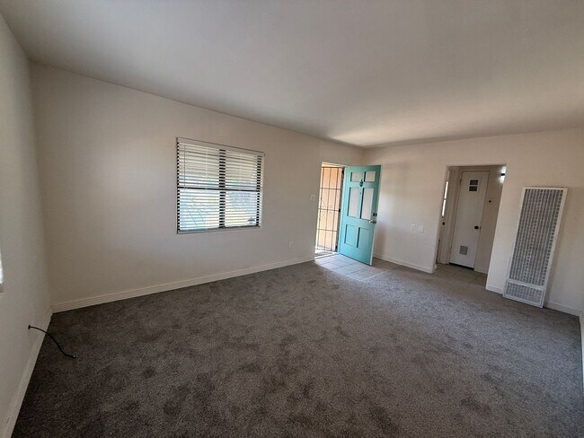 Building Photo - Beautifully cared for 2 bed 1 bath home located in NE Heights in Albuquerque.