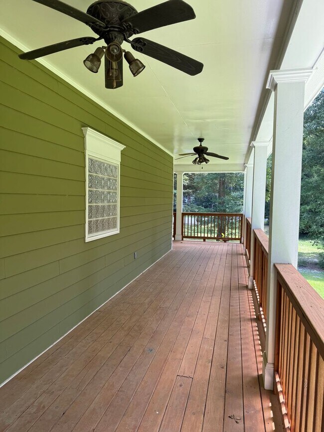 Building Photo - 209 Pineridge Dr