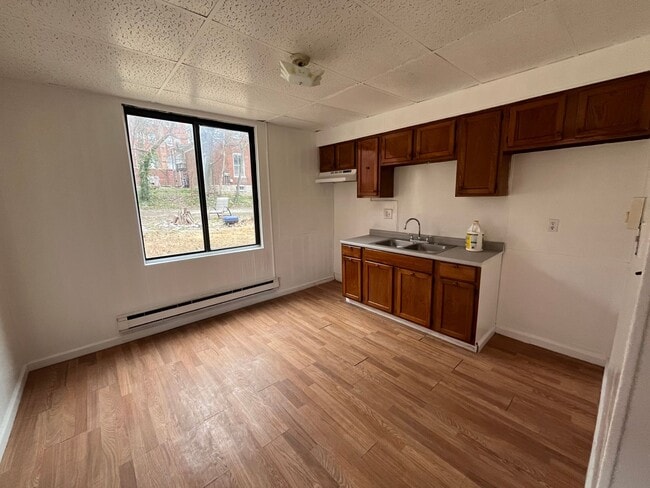 Building Photo - 1028 E 5th St