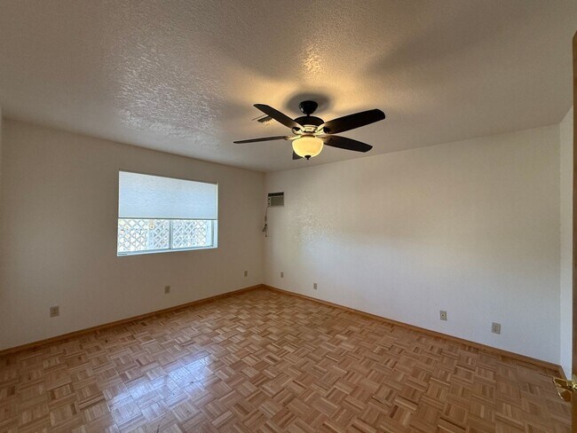 Building Photo - 3167 Daytona Ave