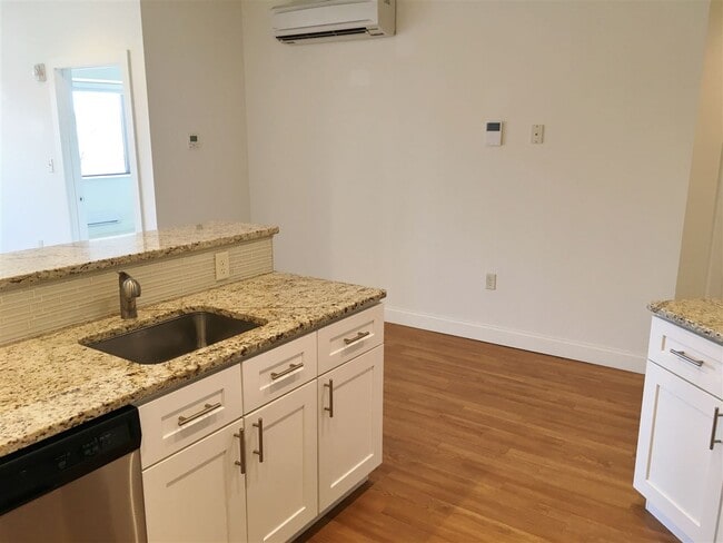 Building Photo - 875 Elm St