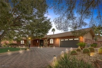 Building Photo - Gorgeous 3