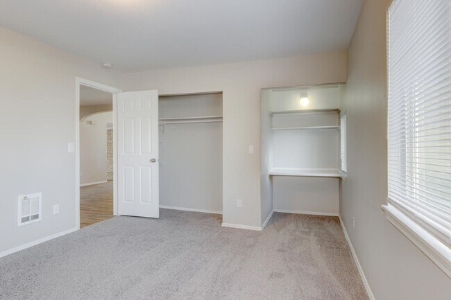 Building Photo - Dewey Duplex