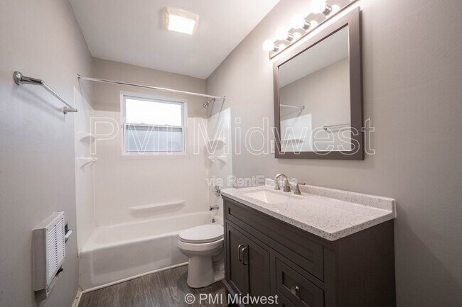 Building Photo - 823 Iowa St