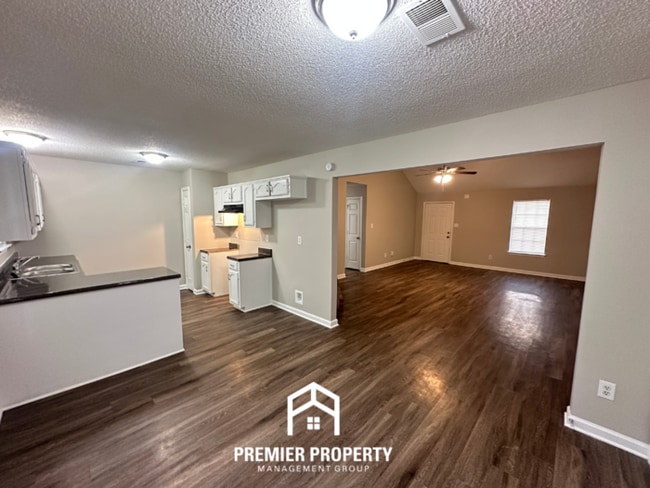 Building Photo - 6726 State Line Rd