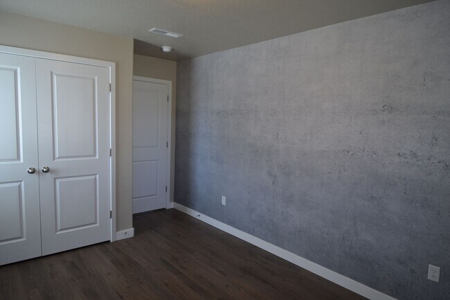 Building Photo - Gorgeous 4 Bed 3 Bath Townhouse in Riverton!