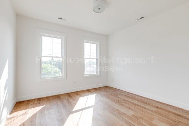 Building Photo - 211 E 15th St