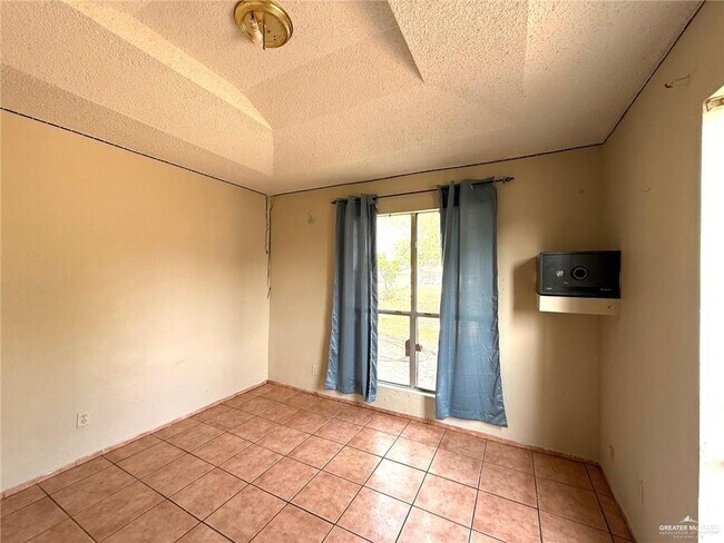 Building Photo - 11 Moorefield Rd