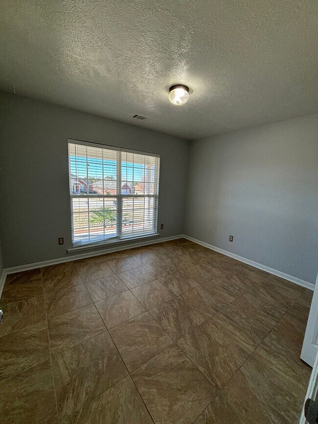 Building Photo - 2026 Lake Forest Dr