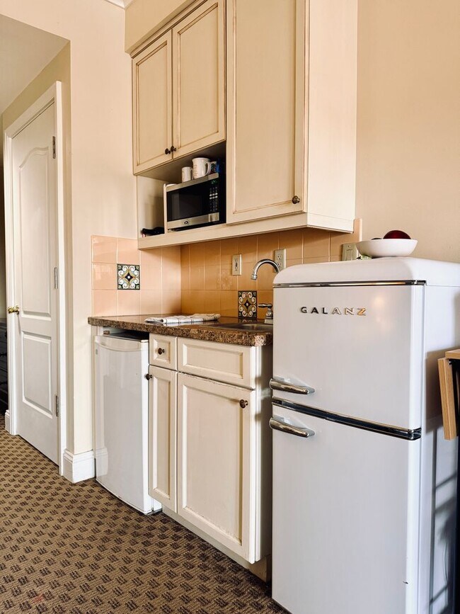 Building Photo - Live in the heart of Lake Las Vegas Village!