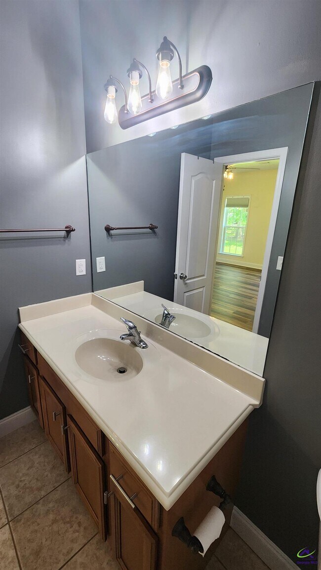 Building Photo - 502 Woods Edge Way