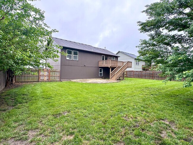 Building Photo - 930 NW Scenic Dr