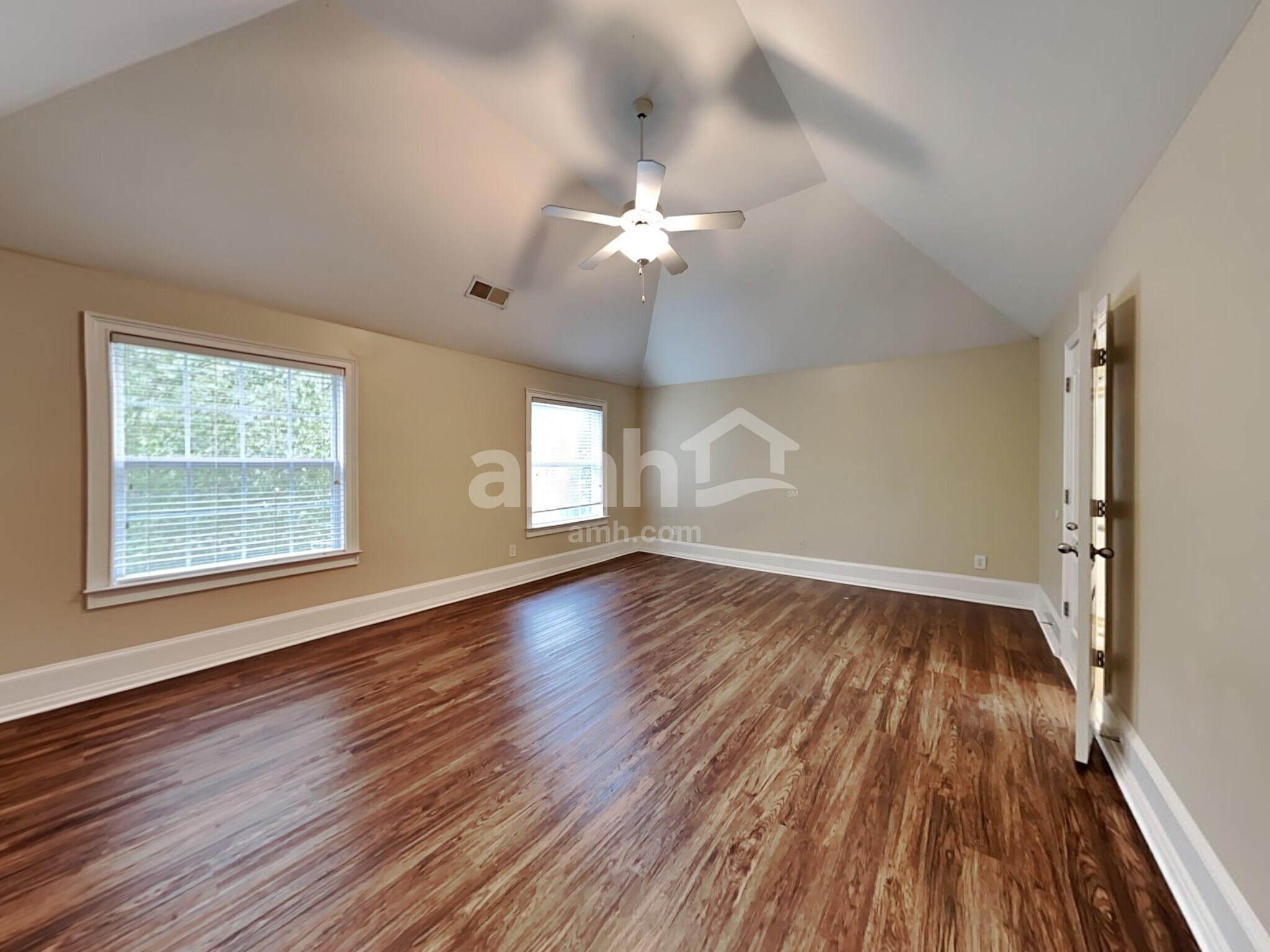 Building Photo - 402 Grandiflora Dr