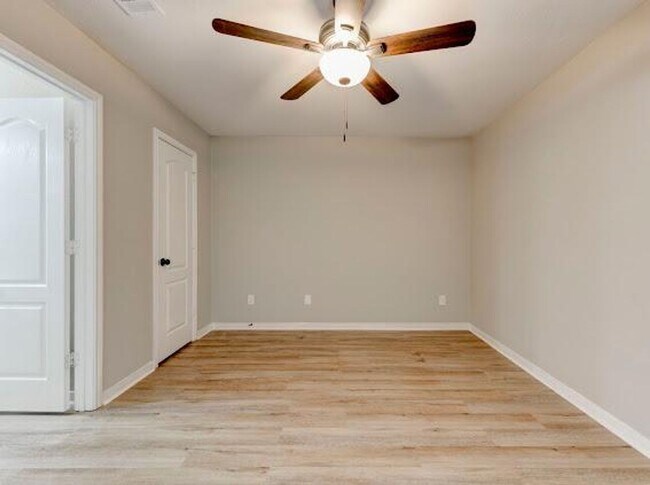 Building Photo - AVAILABLE NOW; APPLY ON OUR WESITE TODAY!