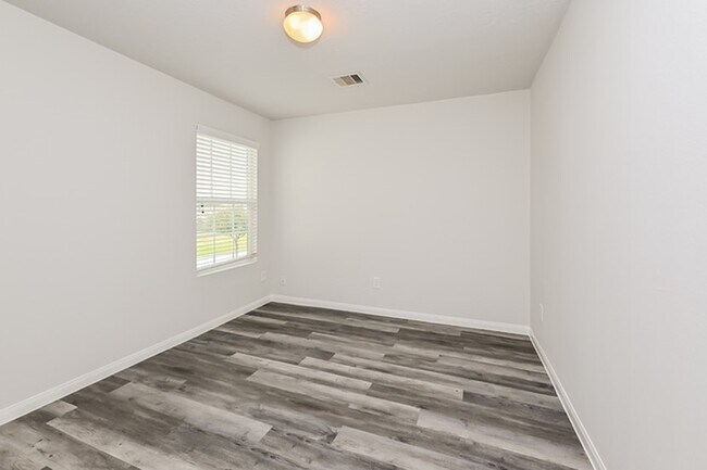 Building Photo - 5843 Northern Oak St