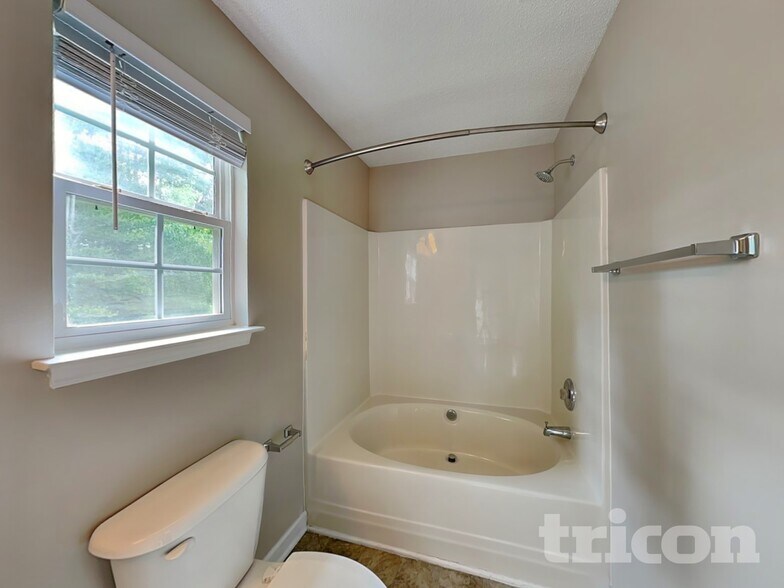 Building Photo - 1024 Crowders Woods Dr