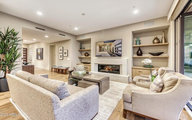 Building Photo - 5553 E Stella Ln