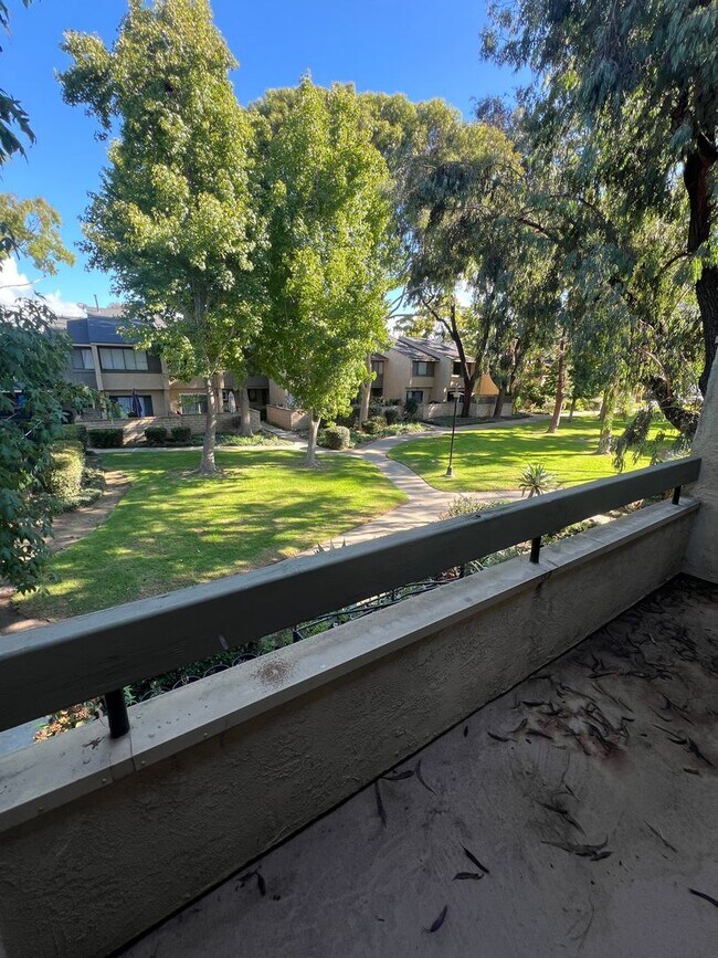 Building Photo - Lovely West Side Ventura Condo