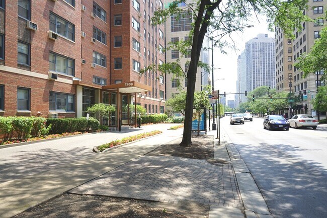 Building Photo - 2909 N Sheridan Rd