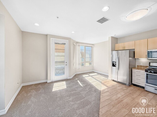 Building Photo - Beautiful East Village Condo w/ W/D, A/C & Balcony Views!