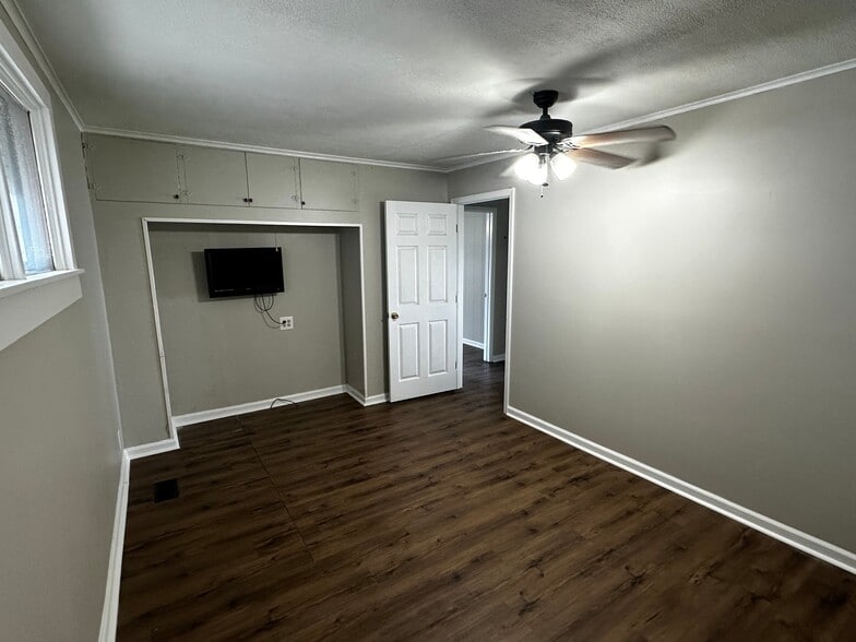 Building Photo - 1120 Ekin Ave