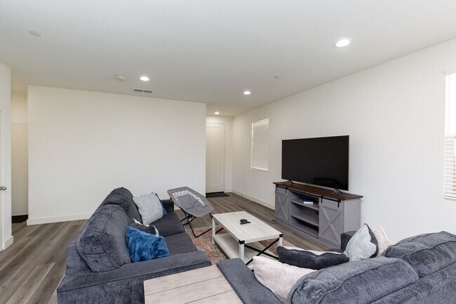 Building Photo - 4 Bed, 2.5 Bath - Lemon Grove Single Famil...