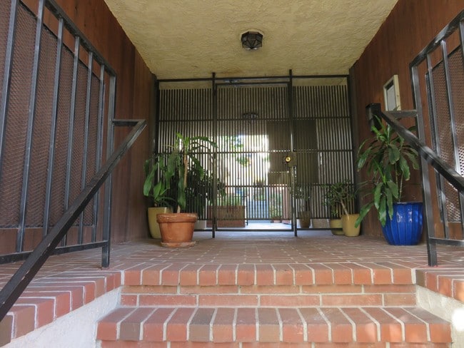 Building Photo - 3353 Shelby Dr