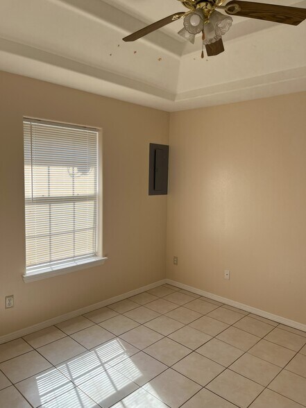 Building Photo - 825 W Bronze Dr