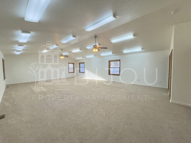 Building Photo - Ivywild Main Floor Living