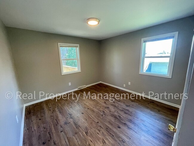 Building Photo - 3920 Camelot Dr SE