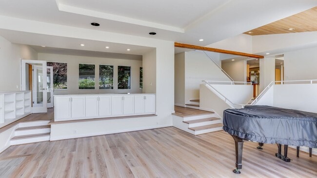 Building Photo - 5bd/5ba Mercer Island Home