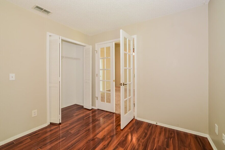 Building Photo - 10025 River Glen Ct