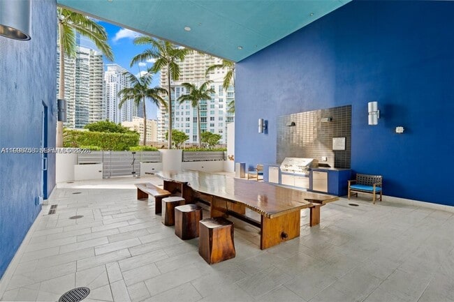Building Photo - 1300 Brickell Bay Dr