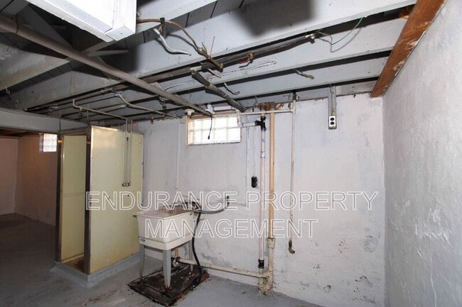 Building Photo - 855 Academy Ave