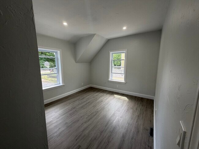Building Photo - 75 Draper Ave