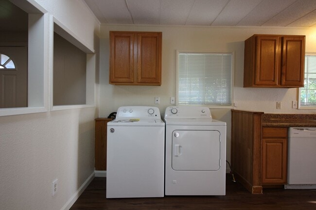 Building Photo - 2 Bedroom Mobile Home for Rent