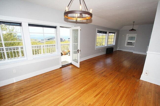 Building Photo - CHARMING 3 BEDROOM TUDOR REVIVAL APARTMENT W/ PUGET SOUND VIEWS