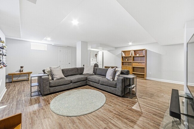 Building Photo - 659 Moody St