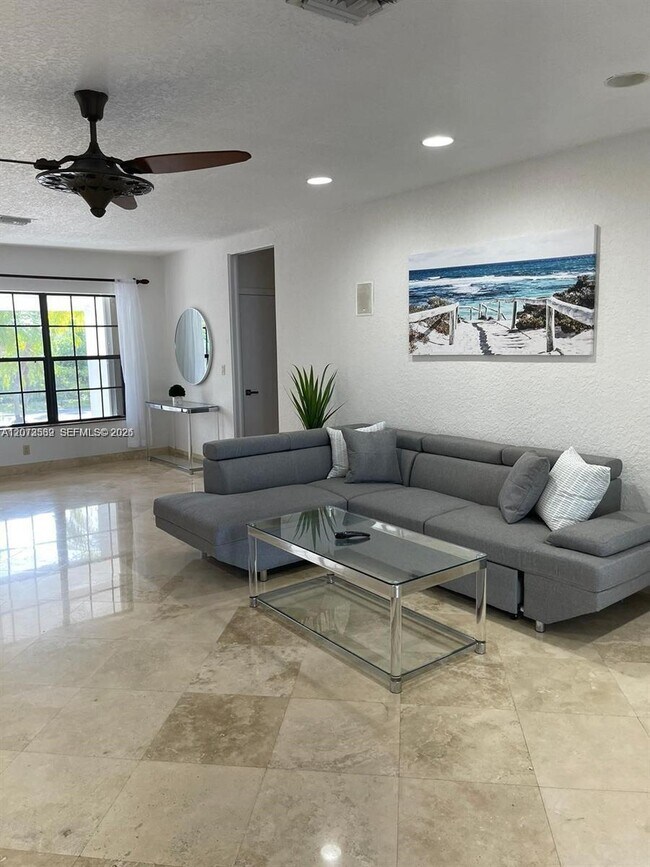 Building Photo - 612 Hibiscus Dr