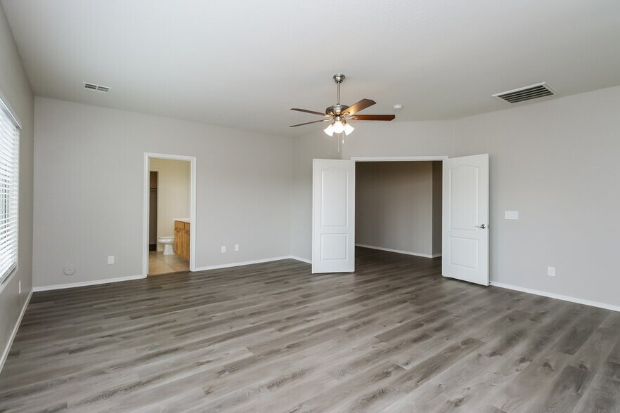 Building Photo - 153 E Dry Creek Rd