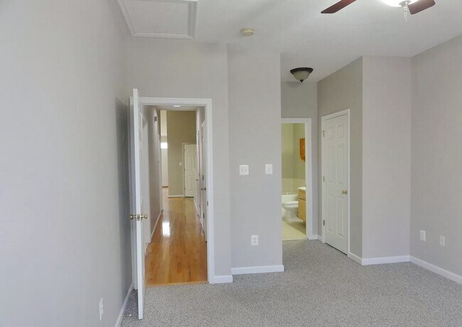 Grand bedroom - 334 Lora Dr