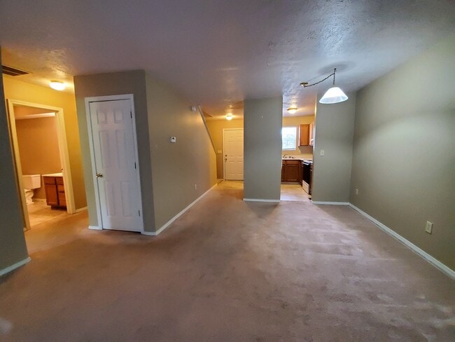 Building Photo - 4 Bedroom Available in July