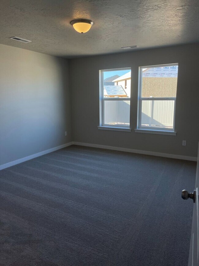 Building Photo - 4 bedroom 2 bath large loft area upstairs / All bedrooms downstairs
