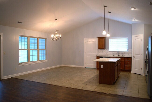 Building Photo - Large 2 Bed 2 Bath House With Lawncare Provided!