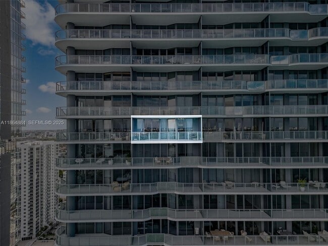 Building Photo - 700 NE 24th St