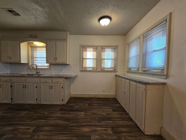 Building Photo - Cute 2 bed, 1 bath