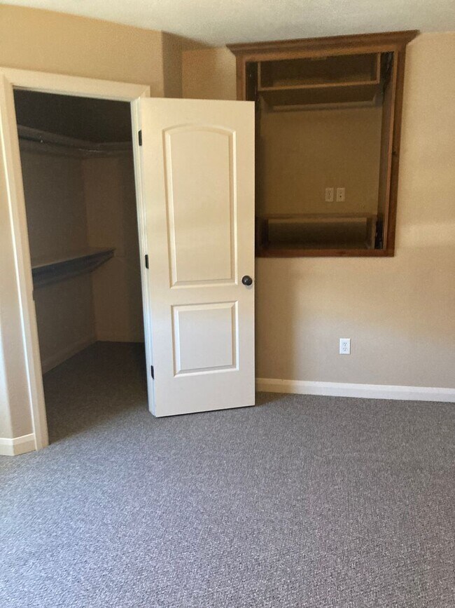 Building Photo - Cedar Park Townhome