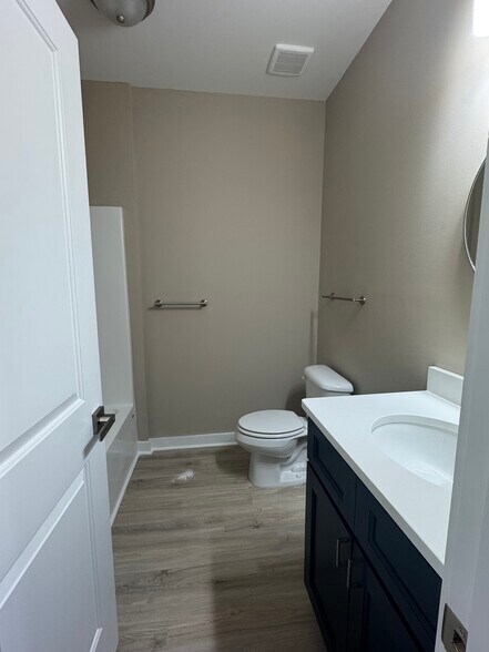 Main bathroom - 1321 Camden Rd